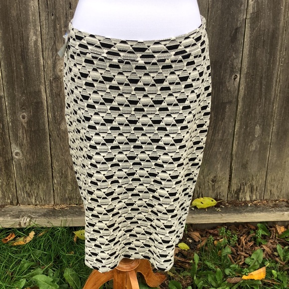 Black and White Pencil Skirt in geometric diamond shaped design pattern. Size M - Picture 2 of 5